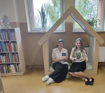 Monika Witczak z klasy 7a oraz Emilka Gralewska z klasy 7b, 