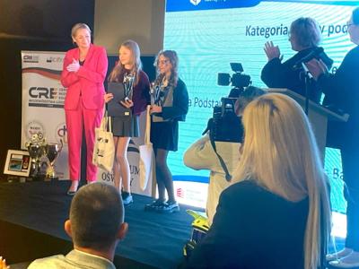 Laureatki II miejsca w Wojewódzkim Konkursie &quot;Kręci Mnie Mój Zawód&quot;