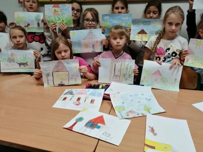 Dzieci prezentują swoje prace