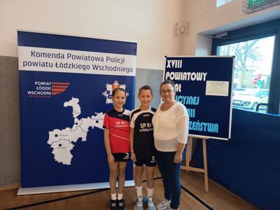 Emilia Jaskułowska i  Adam Jaskułowski z wychowawczynią p. Ewą Wierzbowską

