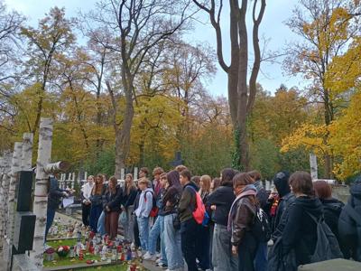 Uczniowie przy mogiłach Rudego, Alka i Zośki na Cmentarzu Powązkowskim