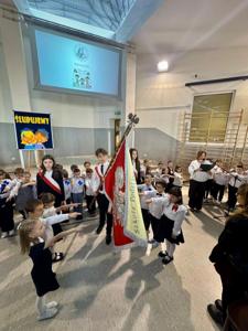 Przedstawiciele klas pierwszych ślubują na sztandar szkoły