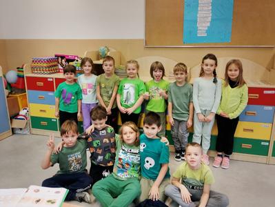 Dzieci ubrane w kolor zielony