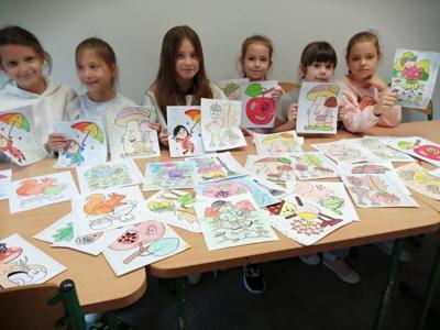 Dziewczynki prezentują swoje prace