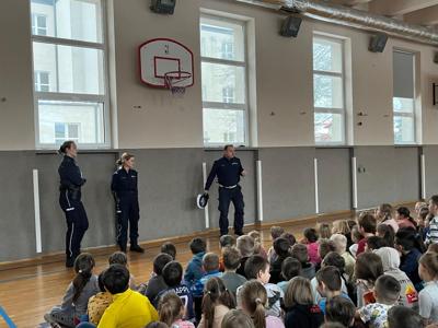 Przedstawiciele Komendy Powiatowej Policji na spotkaniu z dziećmi