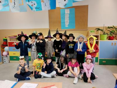 Dzieci w andrzejkowych nakryciach głowy