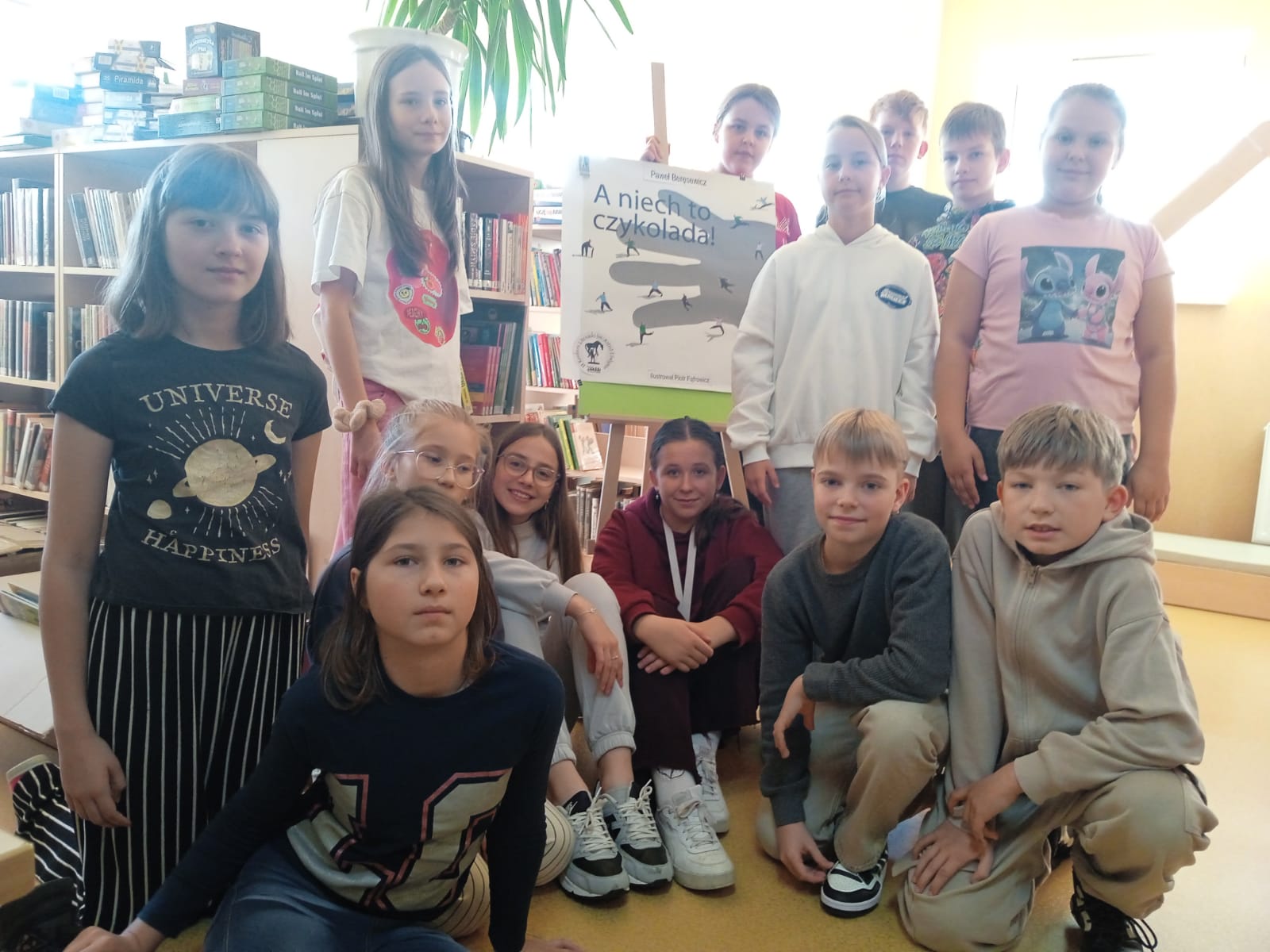 Uczestnicy z klas piątych po napisaniu testu ze znajomości treści lektury A niech to czykolada!