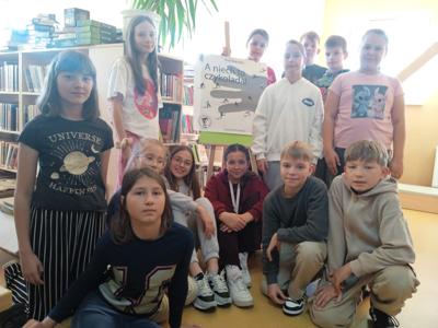 Uczestnicy z klas piątych po napisaniu testu ze znajomości treści lektury A niech to czykolada!