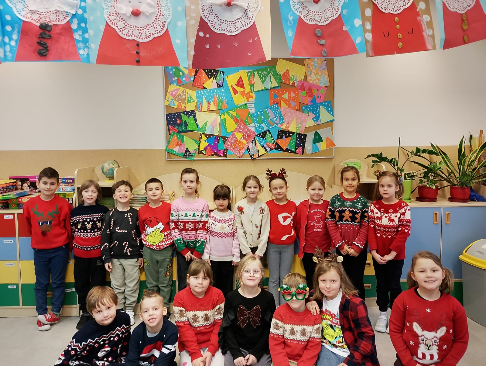 Dzieci w świątecznych sweterkach