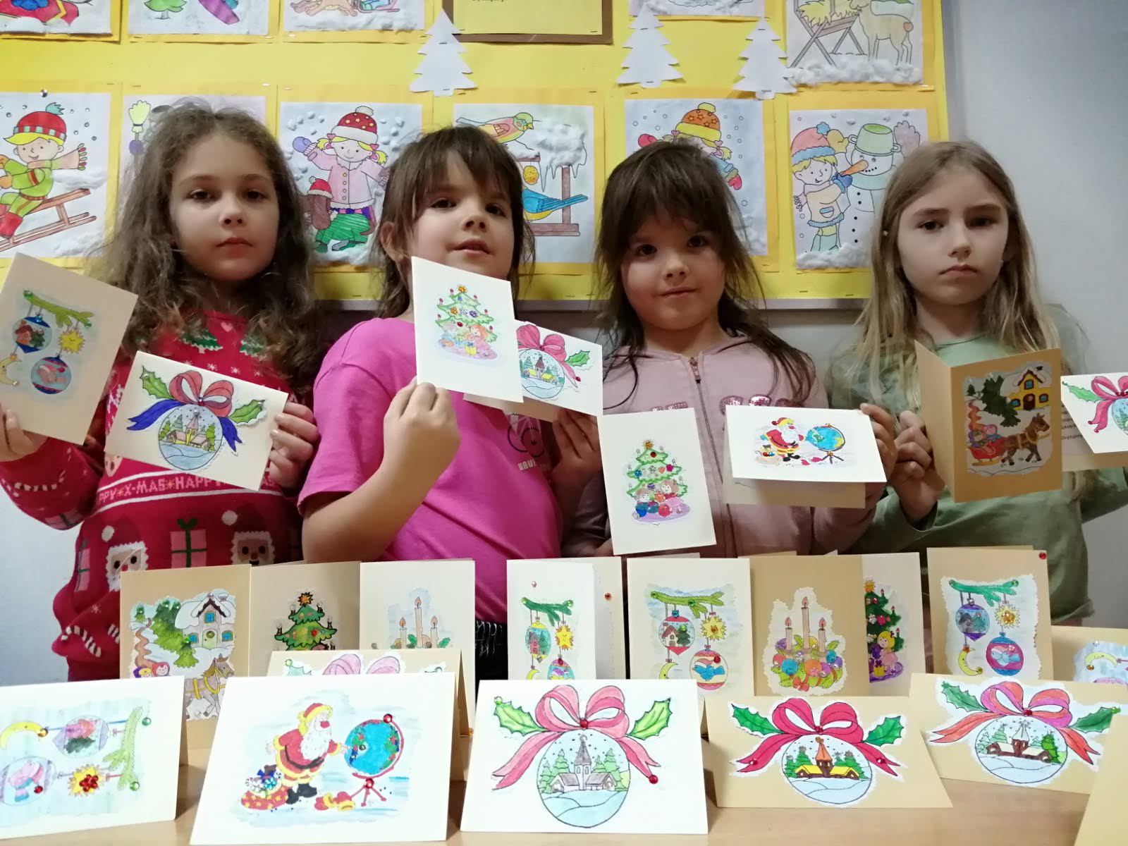 Dziewczynki prezentują swoje prace