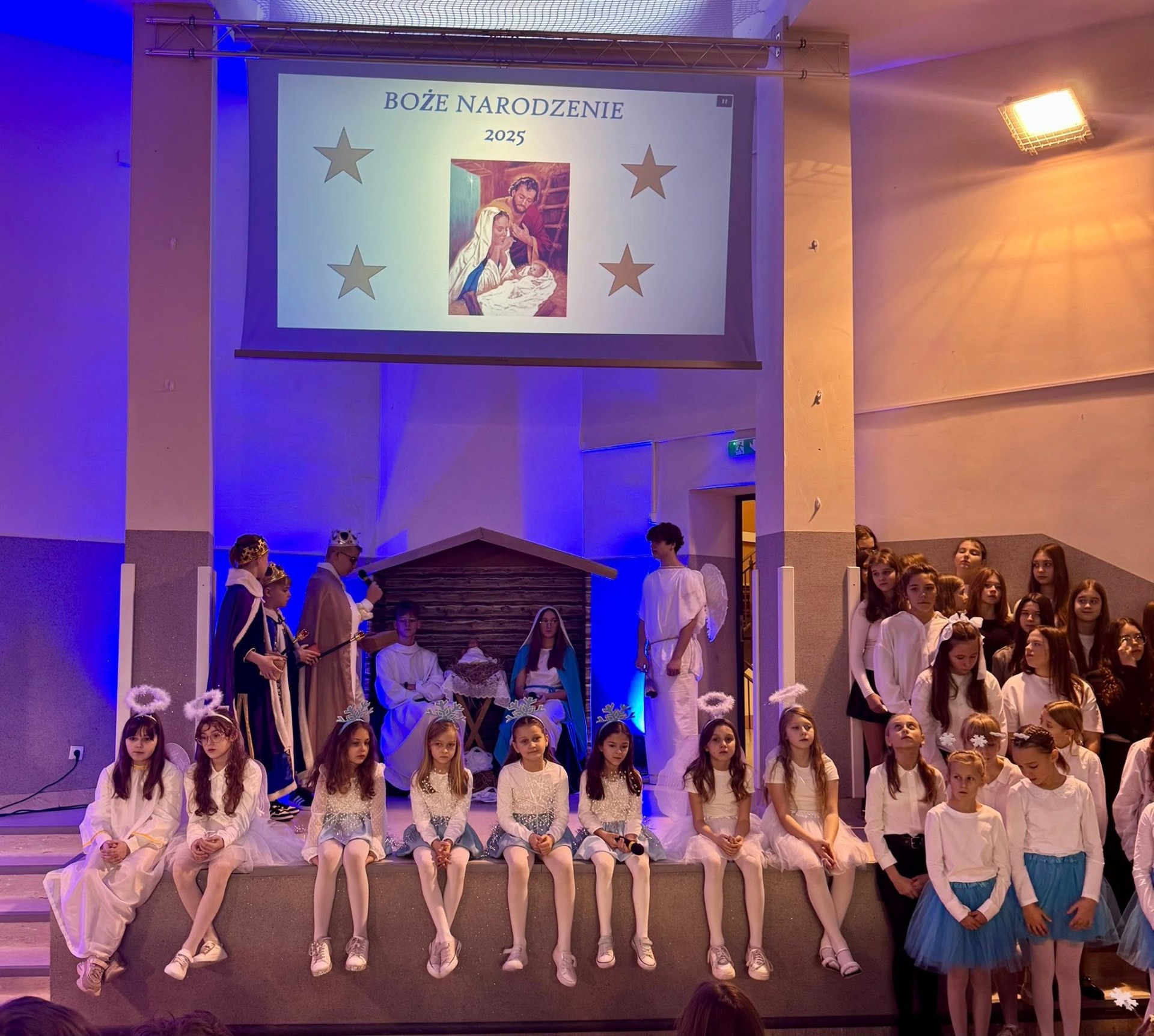 Przedstawienie w auli szkolnej