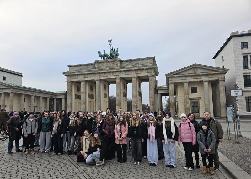 Uczestnicy wycieczki przy Bramie Brandenburskiej