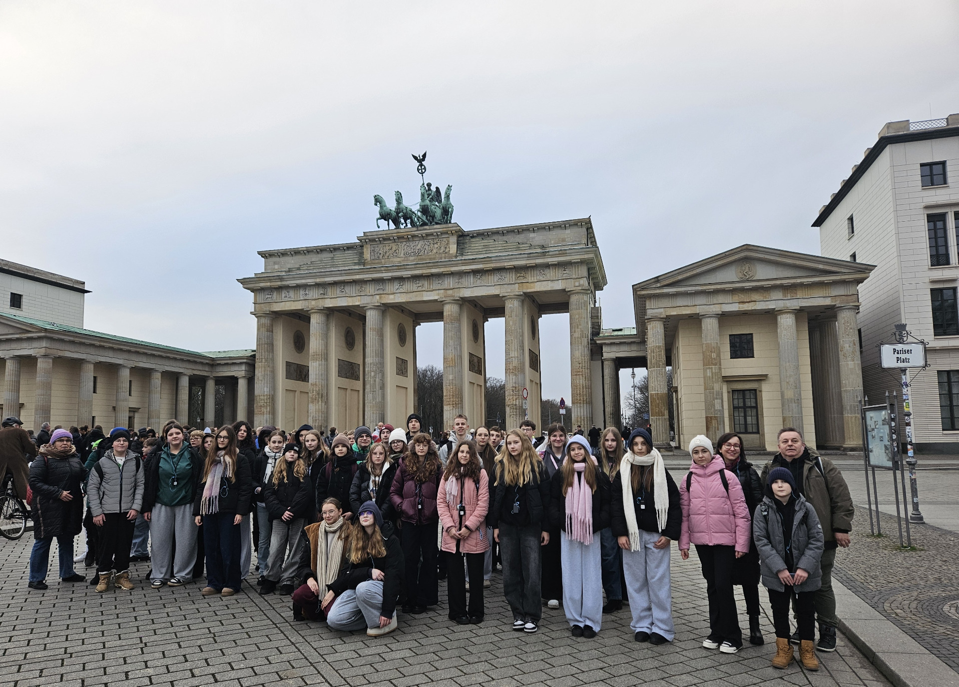 Uczestnicy wycieczki przy Bramie Brandenburskiej
