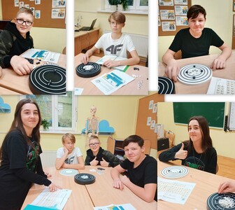 Uczniowie klasy siódmej pracujący na budowie atomu - model zakupionym w ramach programu Laboratoria Przyszłości.