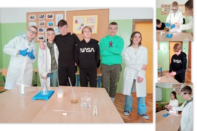 Uczniowie klasy siódmej w profesjonalnych ubraniach chemika: fartuchach, okularach, rękawicach.