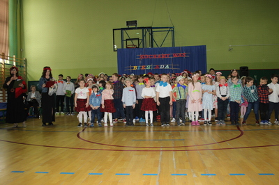 Uczniowie wszystkich klas biorą udział w występie na Dzień Babci i Dziadka.