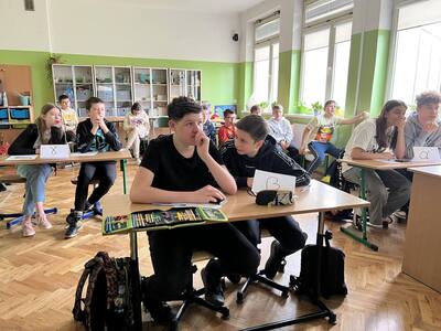 Uczniowie klasy ósmej biorą udział w quizie matematycznym.