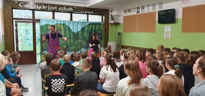 Uczniowie z zainteresowaniem oglądają przedstawienie.