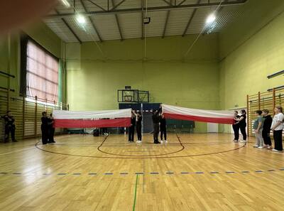 Taniec z szarfami uczennic z klasy szóstej.