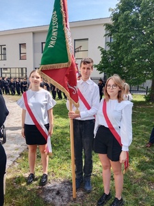 Nasz poczet sztandarowy: Maria Wawrzonowska, Mateusz Sikora, Julia Cieślak.