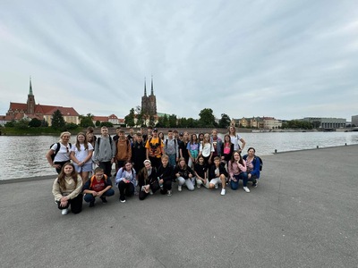 Pierwsze zdjęcie grupowe uczniów oraz nauczycieli biorących udział w wycieczce.