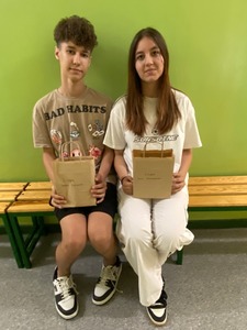 Uczniowie klasy ósmej: Anna Wawrzonowska i Kacper Walczewski ze swoimi nagrodami.