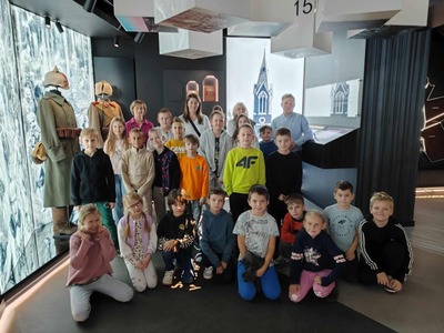 Uczniowie klasy drugiej i trzeciej - zdjęcie grupowe.