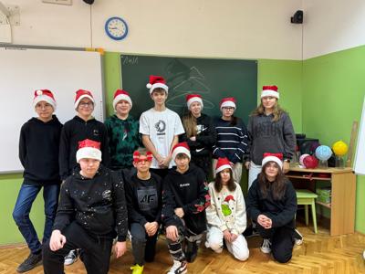 Klasa VI w mikołajkowym nastroju.