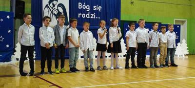 Uczniowie klasy II śpiewają kolędę.