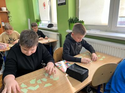 Dwóch chłopców z klasy IV rozwiązuje zadania matematyczne.
