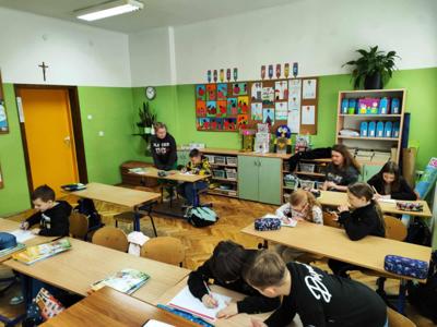 Uczniowie klasy III zapisują swoje odpowiedzi na kartach pracy.