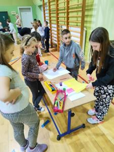 Uczniowie klas I-III malują farbami Panią Wiosnę.