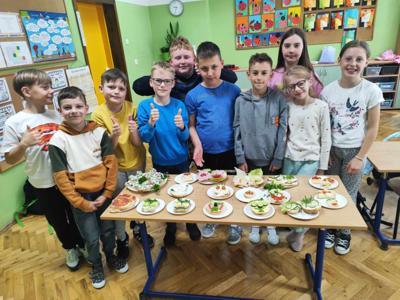 Uczniowie klasy trzeciej prezentują swoje zdrowe kanapki.