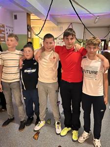 Uczniowie śpiewają karaoke.