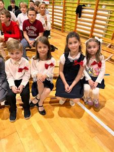 Uczniowie klasy I czekają na rozpoczęcie uroczystości.