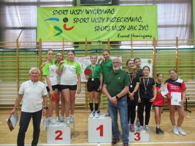 Zwycięskie drużyny na podium.