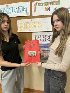 Uczennice klasy VIII prezentują lapbooki dotyczące Polskiego Państwa Podziemnego.