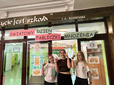 Uczennice przentują napis Światowy Dzień Tabliczki Mnożenia.