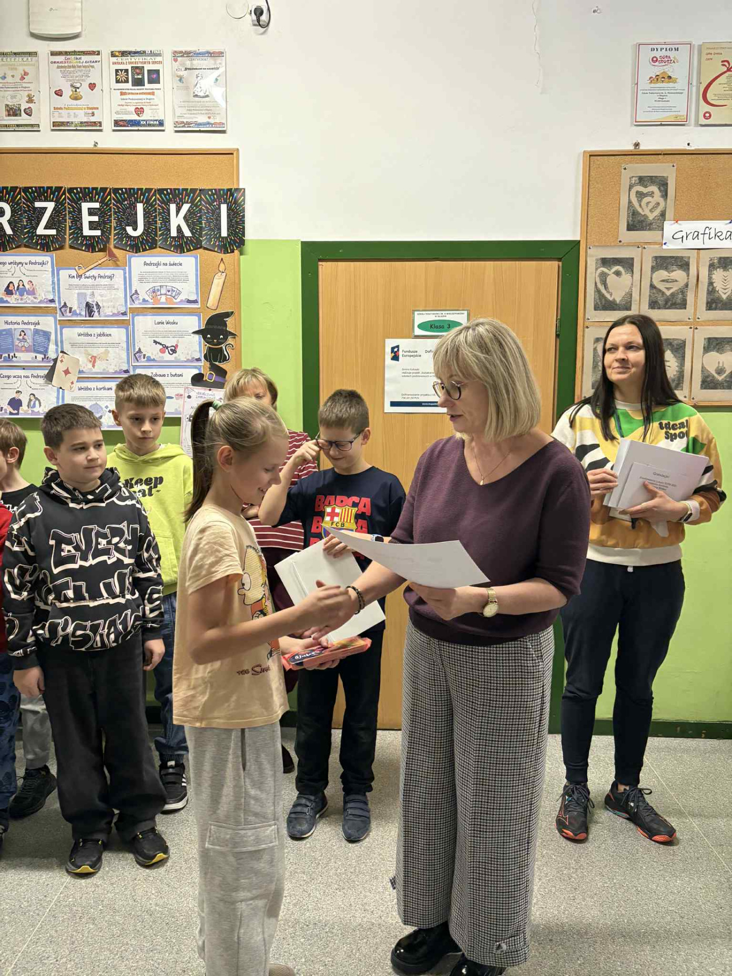 Pani Karlińska wręcza nagrodę Idze - uczennicy klasy III.