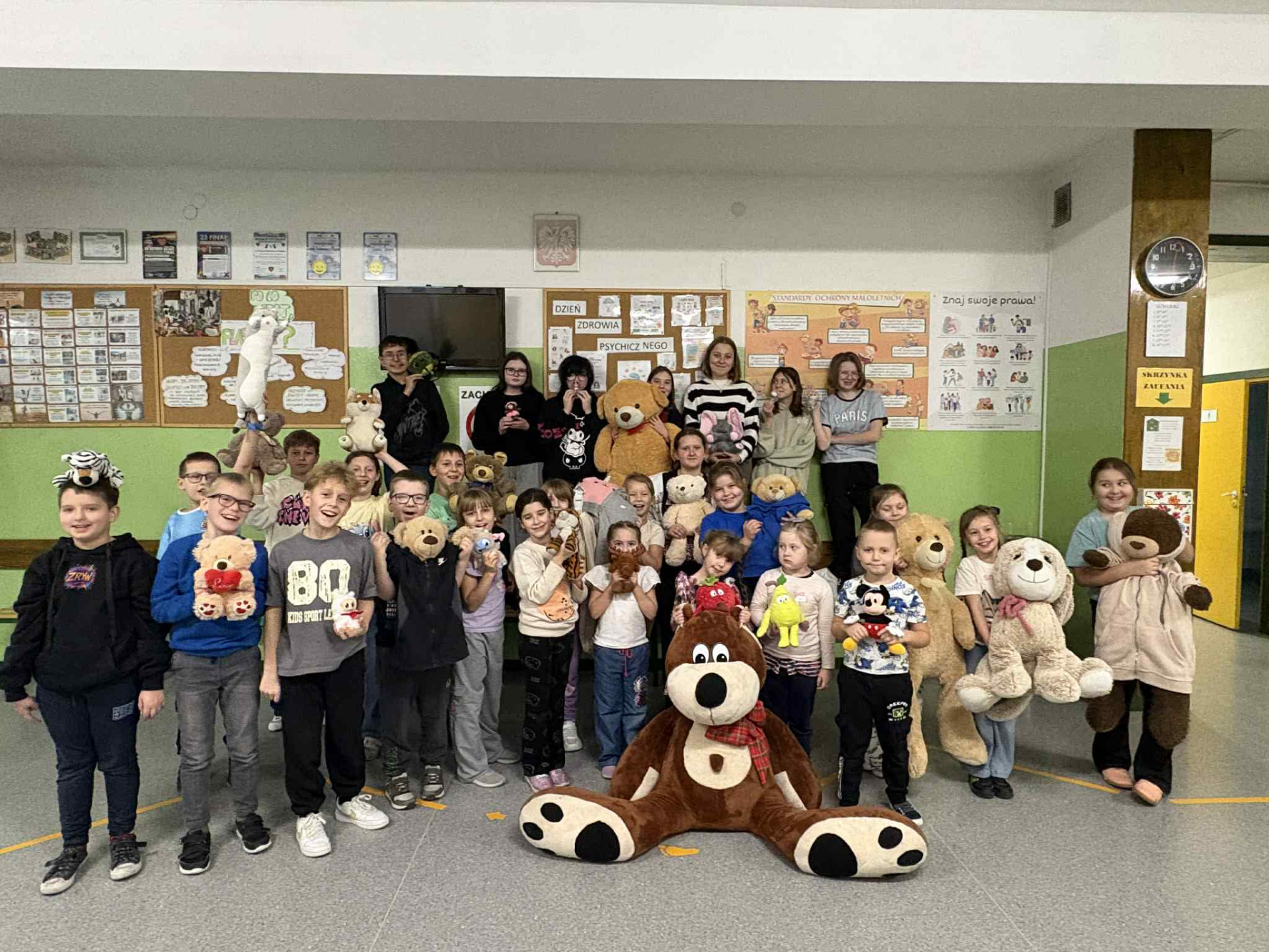 Uczniowie klass I-VIII i OP ze swoimi misiami.