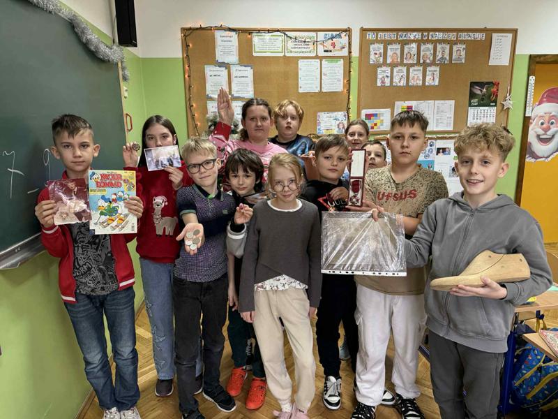 Uczniowie klasy czwartej prezentują rodzinne pamiątki.