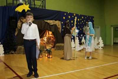 Narrator ubrany na galowo opowiada o wędrówce Józefa i Maryi do Betlejem.