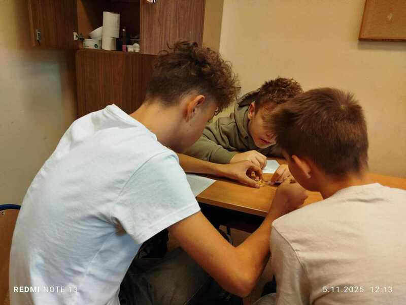 Uczniowie podczas warsztatów projektowych.