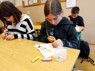 Uczniowie podczas zajęć techniki. 