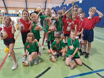 Uczniowie klas I-IV podczas turnieju 5 milionów. 