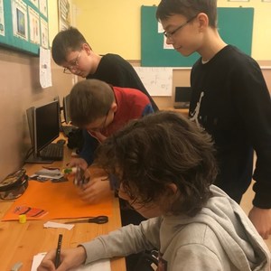 Uczniowie wykonują plakaty. 