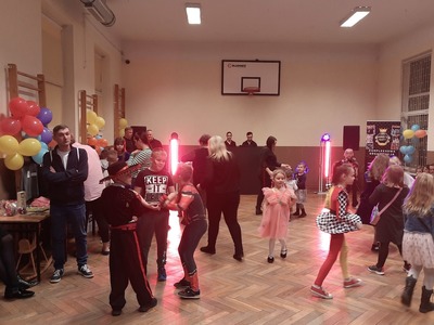 Tańczący uczniowie podczas choinki noworocznej. 