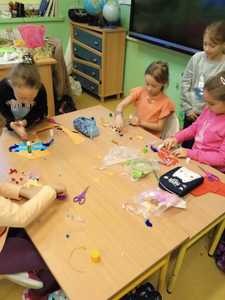 Uczniowie wykonują maski karnawałowe. 