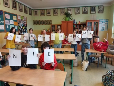 Uczniowie trzymają kartki z literami układającymi się w napis "Wulgaryzmom nie!"