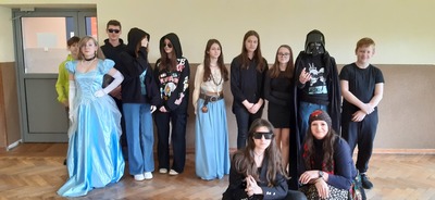 Uczniowie w przebraniach. 